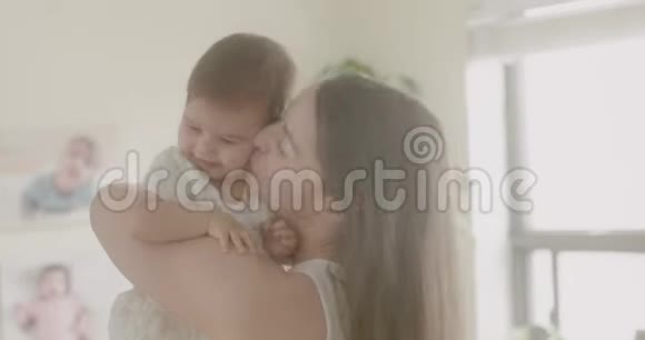 4K妈妈吻她的宝贝女儿视频的预览图