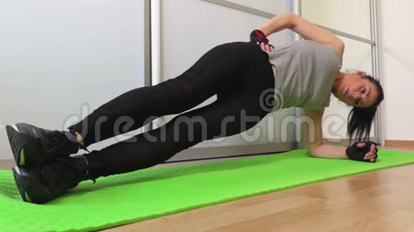 女人做核心锻炼侧木板视频的预览图