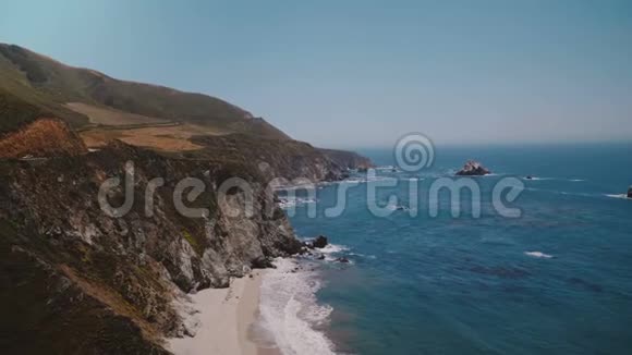 史诗般的全景拍摄惊人的阳光海滩海岸和岩石在美丽的标志性大苏尔维斯塔点加利福尼亚州视频的预览图