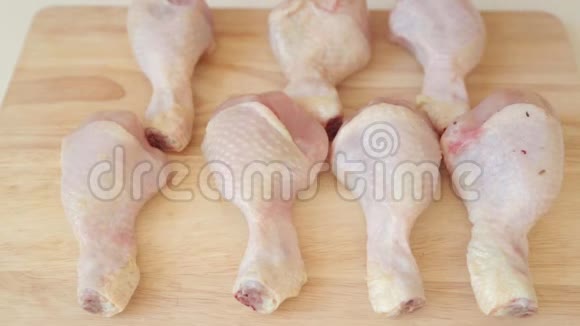 烧烤或烤鸡前煮鸡腿视频的预览图