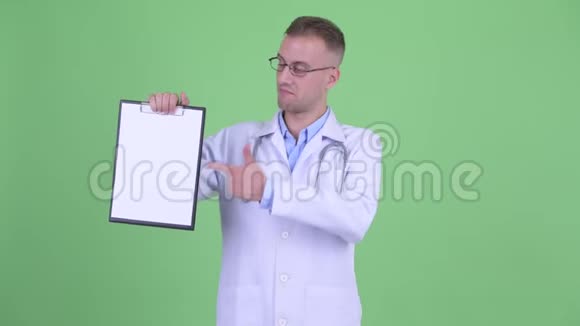 有压力的男医生拿出剪贴板竖起大拇指视频的预览图