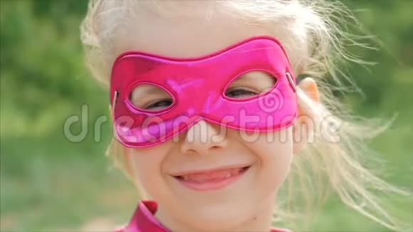 美丽的小女孩在超级英雄服装特写肖像儿童在面具的英雄视频的预览图