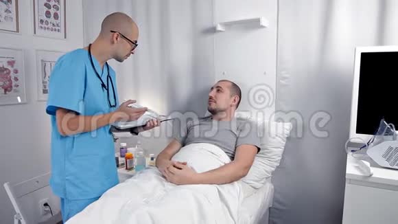 医生给躺在医疗病房的病人希望康复视频的预览图