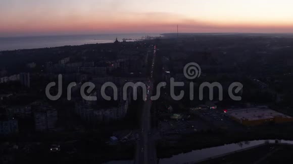 夜城俯瞰图你可以看到城市交通视频的预览图