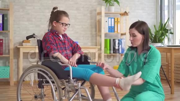 医生治疗师和一个坐轮椅的孩子在医院视频的预览图