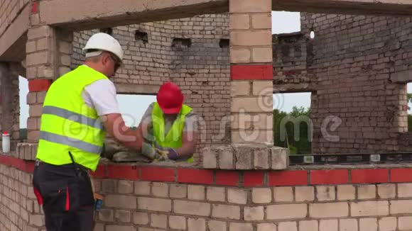 建筑工人抛砖视频的预览图