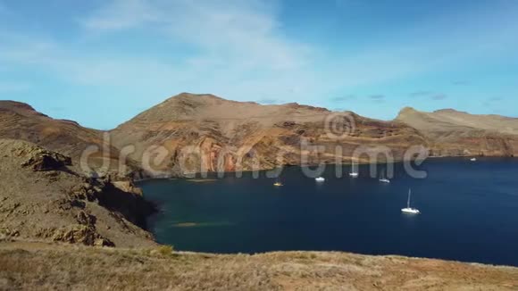 4K视频的海湾在蓬塔德索卢伦科马德拉岛葡萄牙有岩石悬崖和清澈视频的预览图