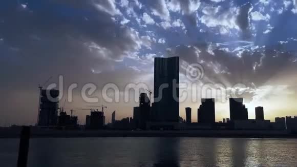 日落时分城市天际线和拥有现代化摩天大楼的商业区AlReem阿布扎比视频的预览图