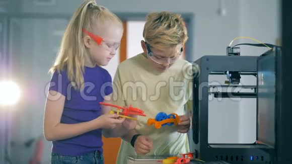 两个好奇的孩子正在为一个实验机制做准备视频的预览图