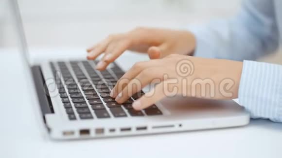 关闭女性手按键手提电脑键盘视频的预览图