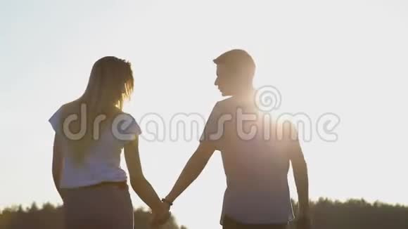 恋爱中的男女手牵着手走来走去视频的预览图