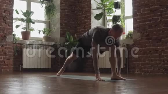 健身和健康的生活方式概念有吸引力的男人在健身房做瑜伽姿势视频的预览图