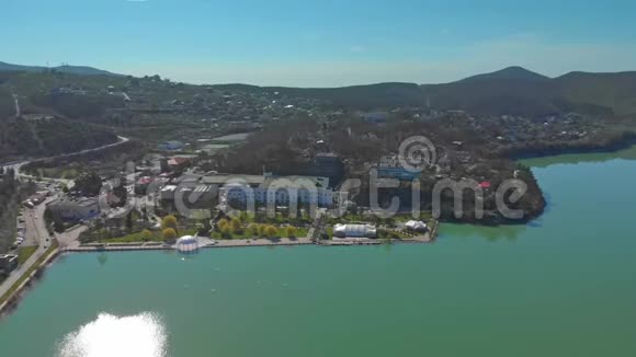 码头阿布劳杜索一个受欢迎的婚礼场所岸边的村庄平静蔚蓝的天空用无人机拍摄美丽的视频的预览图