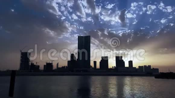 日落时分城市天际线和拥有现代化摩天大楼的商业区AlReem阿布扎比视频的预览图