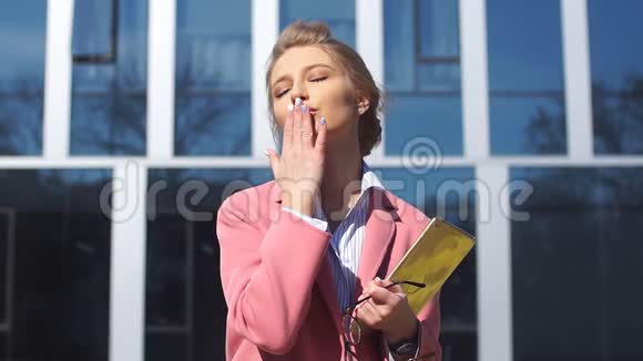 漂亮的女人带着漂亮的妆在门前吹吻再见视频的预览图