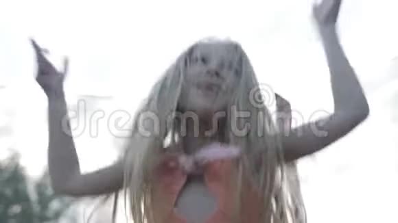 一个漂亮的女孩在孩子们蹦床上跳得很高视频的预览图