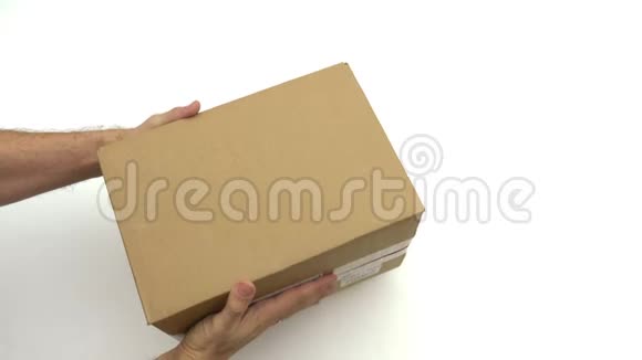男人拿着白色背景的空白纸箱视频的预览图