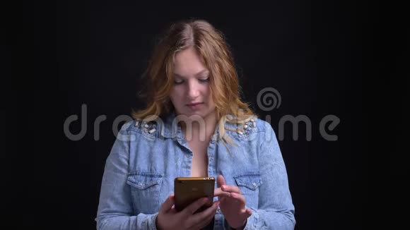 用手机拍摄白种人成年女性的特写镜头并对镜头前的社交媒体帖子做出反应视频的预览图