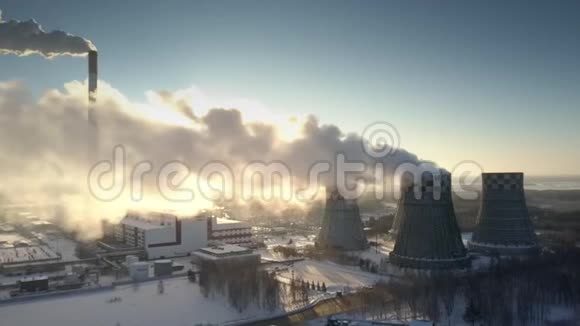 空中观景电站在寒冷的早晨工作视频的预览图