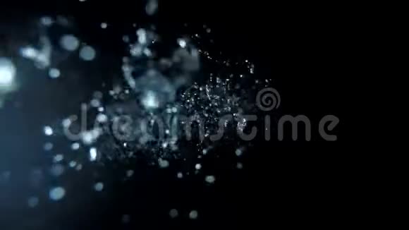 美丽的气泡在夜晚的纯净水中升起视频的预览图