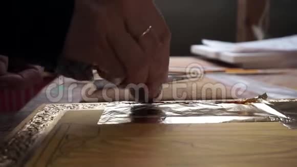 一位艺术家用一张金色的床单在图标上做封面视频的预览图