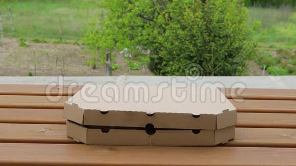 整个披萨在一个盒子里视频的预览图