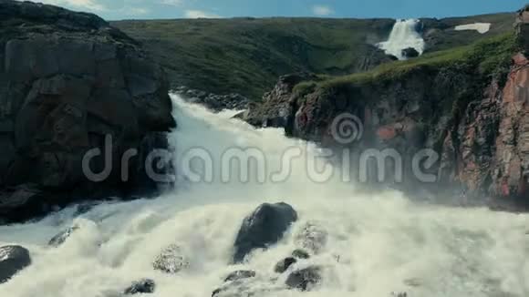 美丽的瀑布在冰岛的青山之间视频的预览图