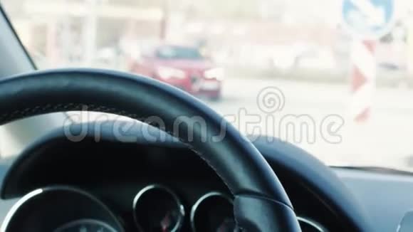 人在驾驶时扭曲方向盘白天的道路视频的预览图