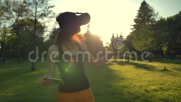 美丽的白种人女人喜欢在公园的草地上行走的虚拟现实视频的预览图