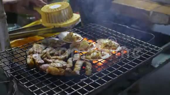 亚洲夜市烧烤海鲜烹饪过程4k视频的预览图