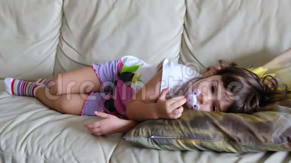 下午小睡宝宝小睡孩子打哈欠沙发睡前沙发摇篮曲视频的预览图