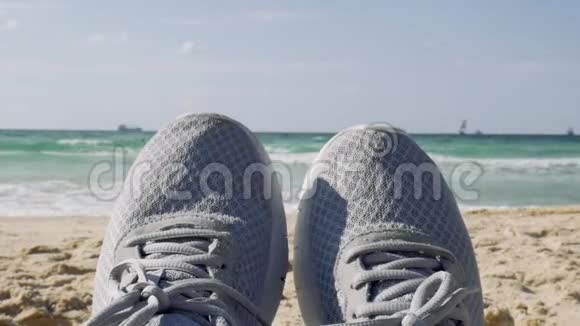 穿运动鞋的女性腿靠在海平线上视频的预览图