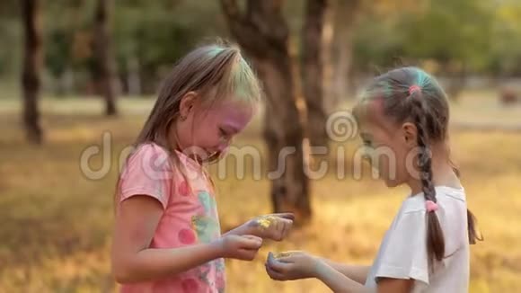 孩子们在娱乐公园玩得很开心扔彩色粉末霍利孩子们晴天休息视频的预览图