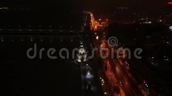 令人惊叹的夜城空中拍摄明亮的灯光和巨大的河流视频的预览图