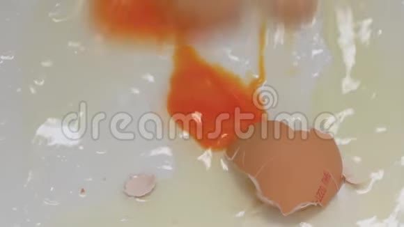 生鸡蛋掉落溅裂视频的预览图