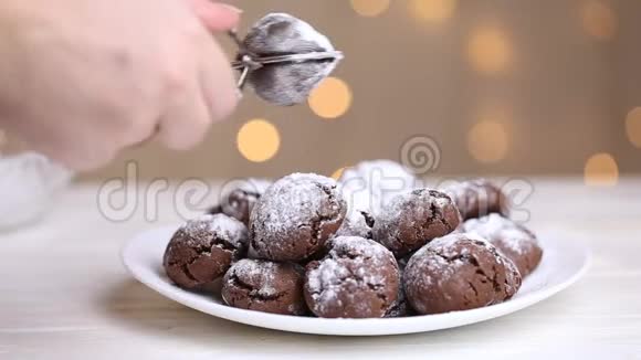 把糖粉撒在巧克力饼干上糖粉巧克力饼干视频的预览图