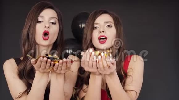 两个迷人的姐妹在镜头前接吻视频的预览图
