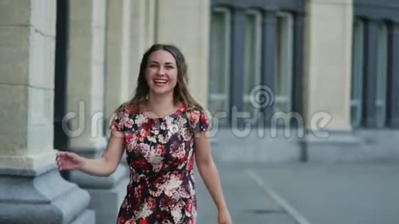快乐微笑的游客在一条城市街道上开怀大笑迷人的白种人女性夏季特写模型视频的预览图