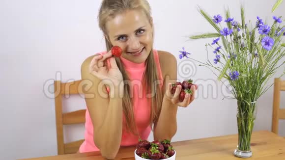女孩在厨房里吃草莓视频的预览图
