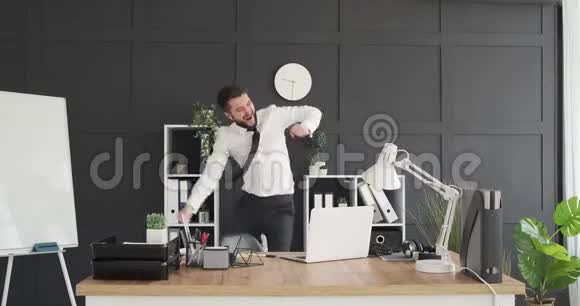 在办公室跳舞的疯狂商人视频的预览图