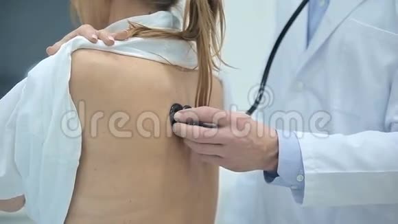 医生用听诊器检查病人视频的预览图