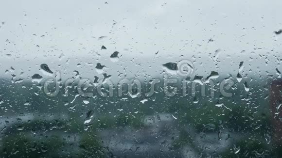 玻璃窗户上的雨滴视频的预览图