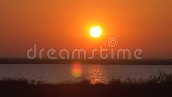 早春湖面上日落视频的预览图