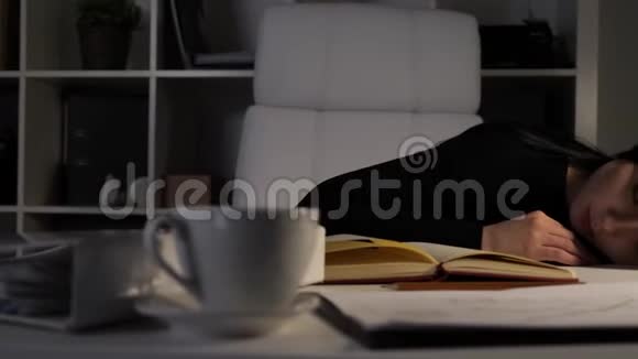 办公室里的女商人在她的办公桌前睡觉很累视频的预览图