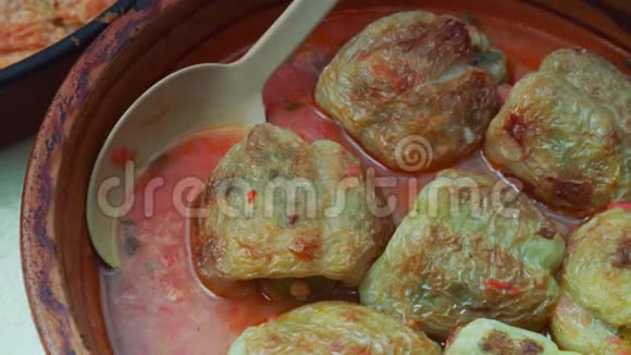 一碗装满肉的胡椒视频的预览图