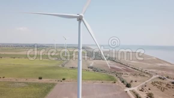 野外和海洋背景下的风力农场视频的预览图