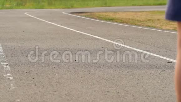 一个孩子骑着滑板车在路上的特写镜头视频的预览图