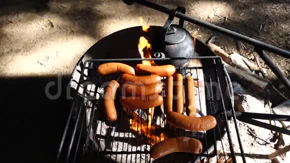 篝火烧烤香肠和篝火咖啡的黑锅视频的预览图