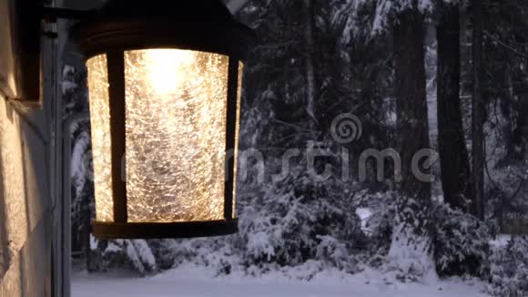 冬季森林门廊玻璃装饰照明视频的预览图