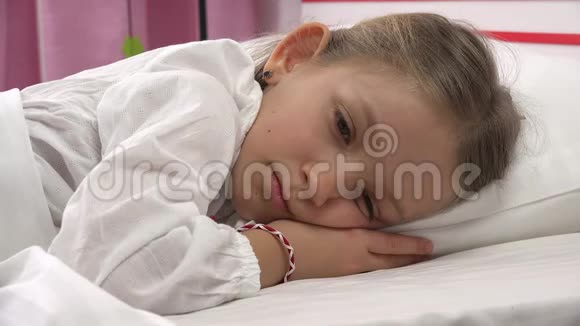 4K悲伤体贴的孩子在床上不睡觉在卧室里唤醒痛苦的女孩的脸视频的预览图